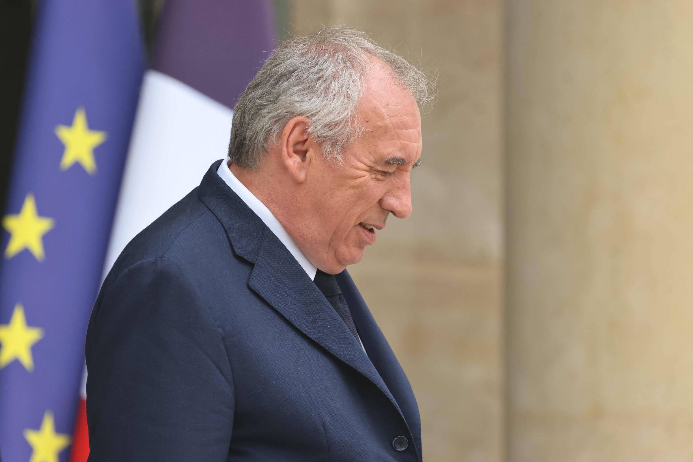 Provável queda de primeiro-ministro aprofunda crise política na França