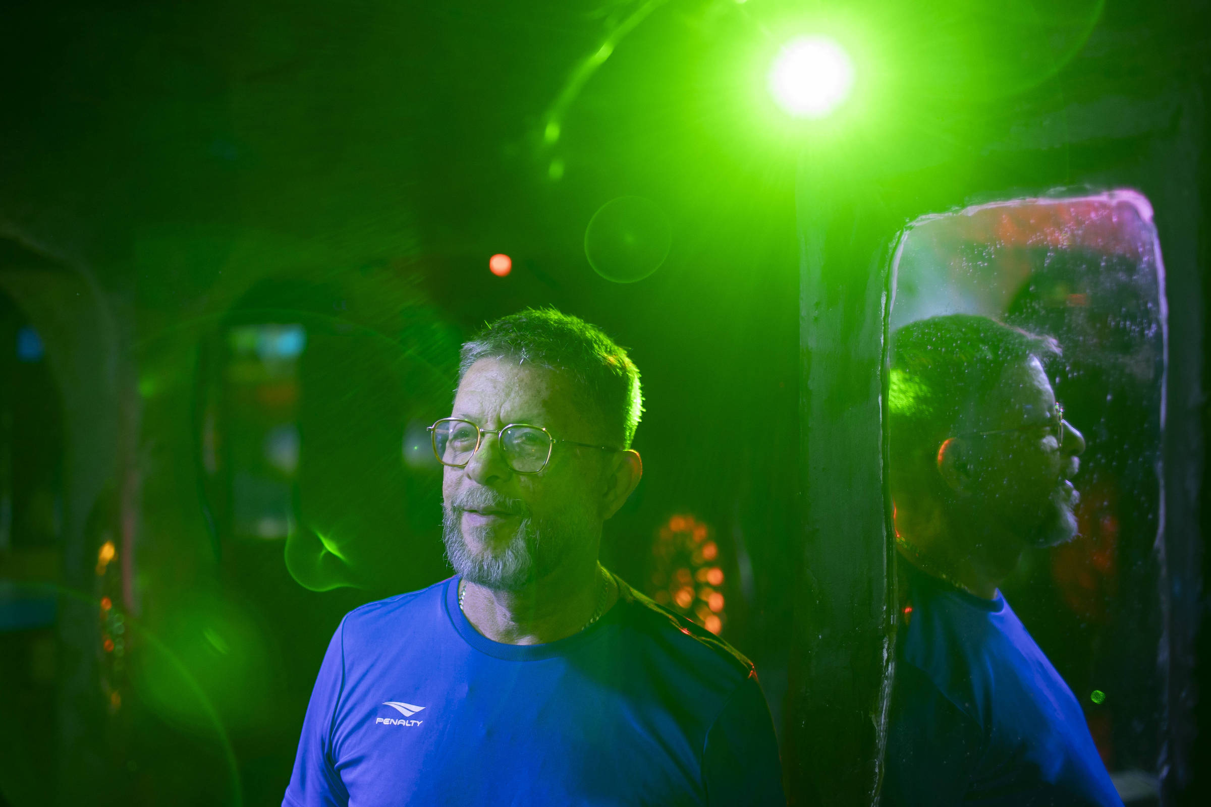 Boate gay em Copacabana resiste há 61 anos com foco no público maduro