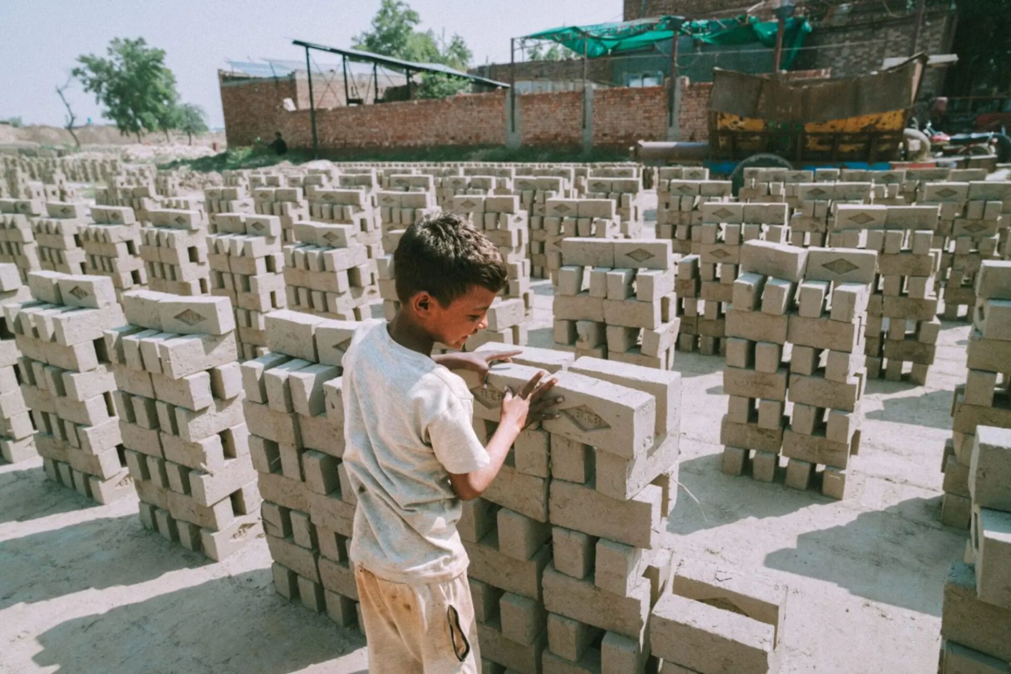 Missionários usam ofertas para libertar famílias da escravidão em olarias