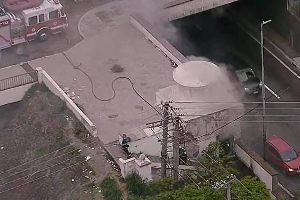 Incêndio atinge moradia embaixo da Ponte das Bandeiras, em Santana