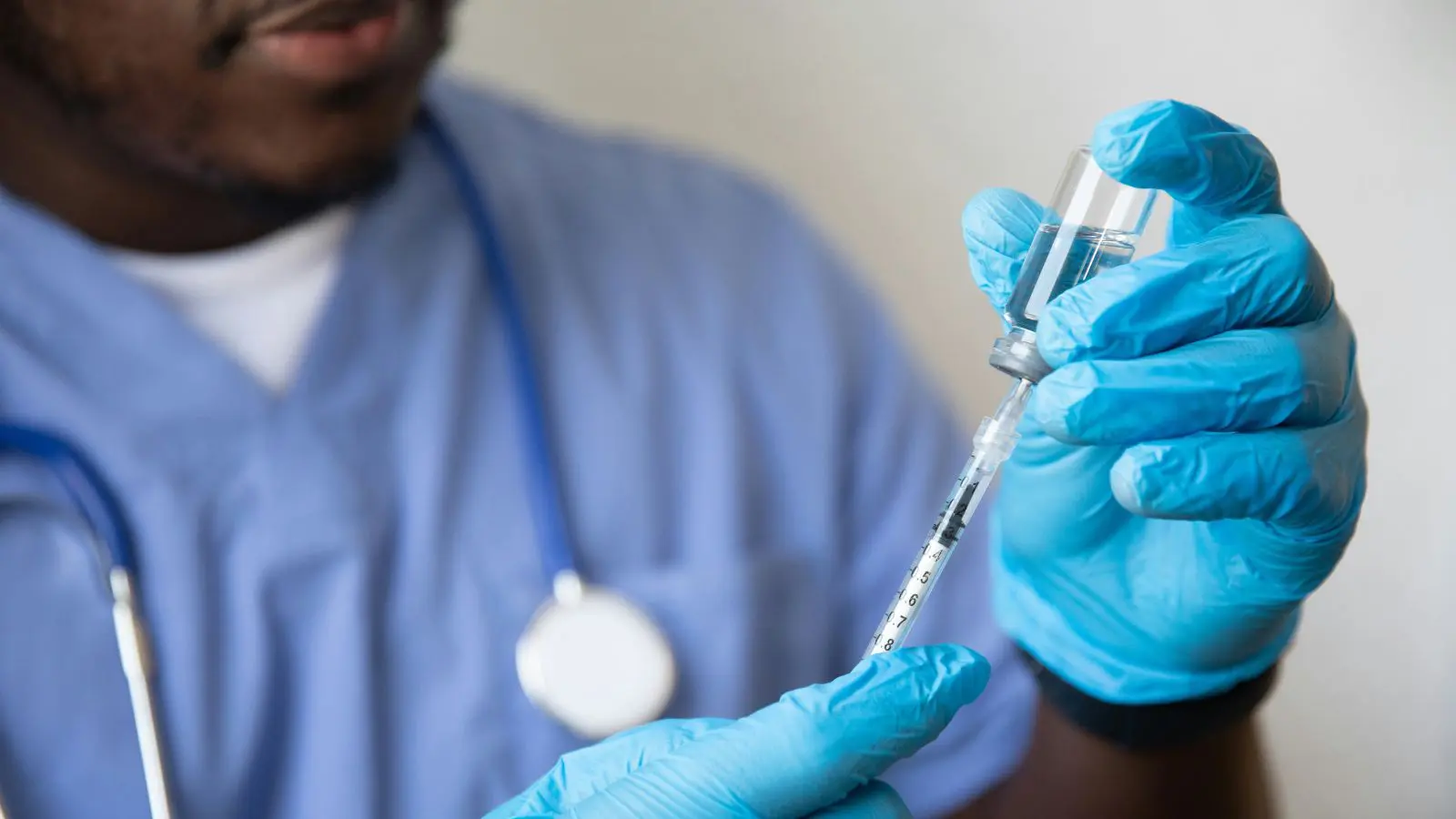 Novo medicamento transforma tratamentos intravenosos em injeções rápidas