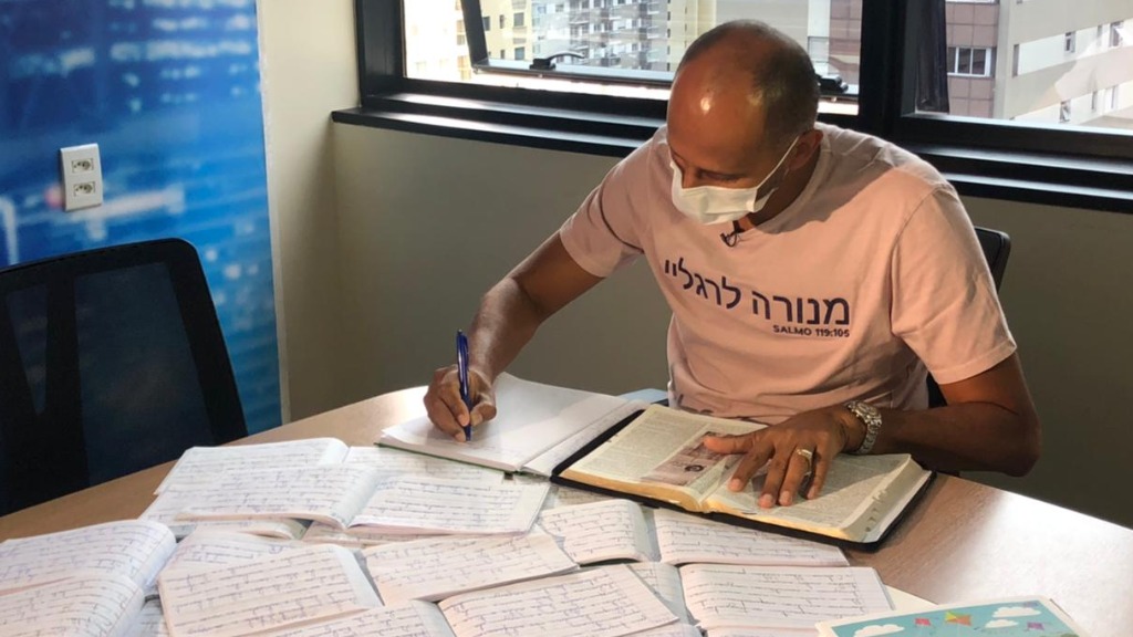 Wandemberg Marques, o “Escriba”, detalha recorde de transcrição manual da Bíblia