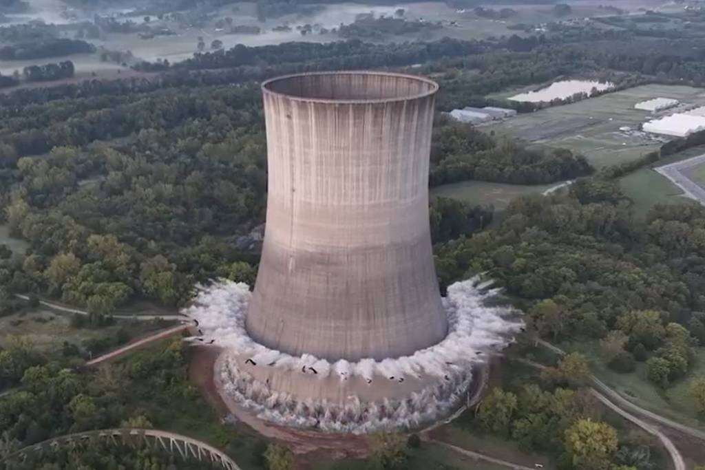 Torre de resfriamento nuclear é implodida nos EUA; veja vídeo