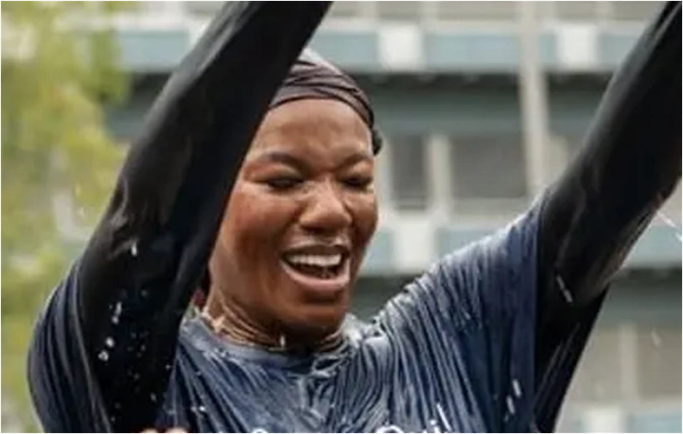 Centenas de evangélicos realizam batismo em praça pública: “Sob o céu azul aberto”