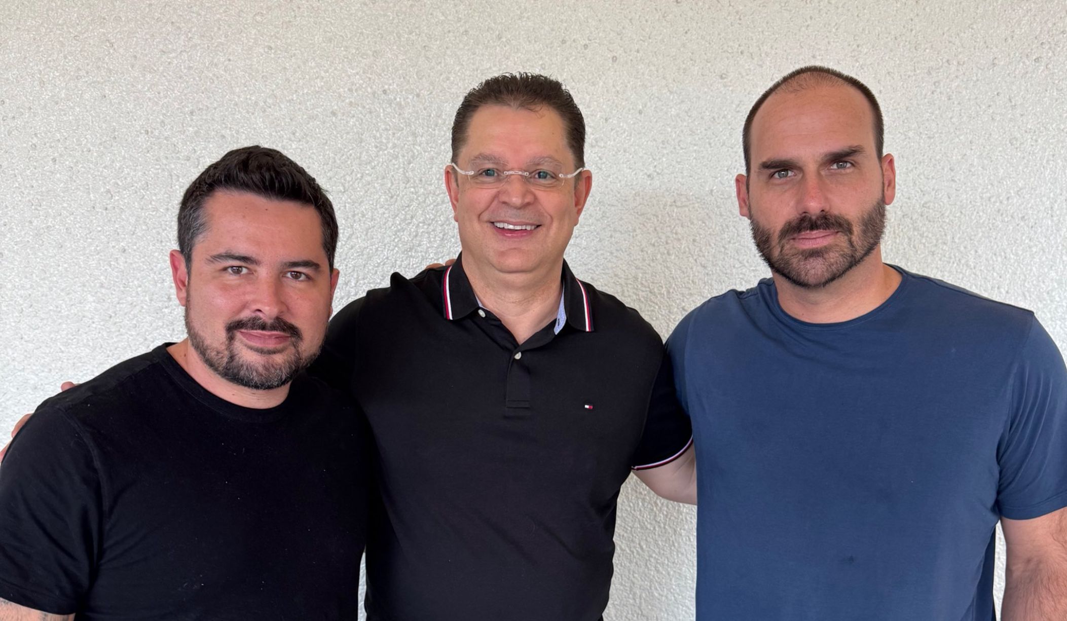 Sóstenes vai aos EUA para debater termos da anistia com Eduardo Bolsonaro