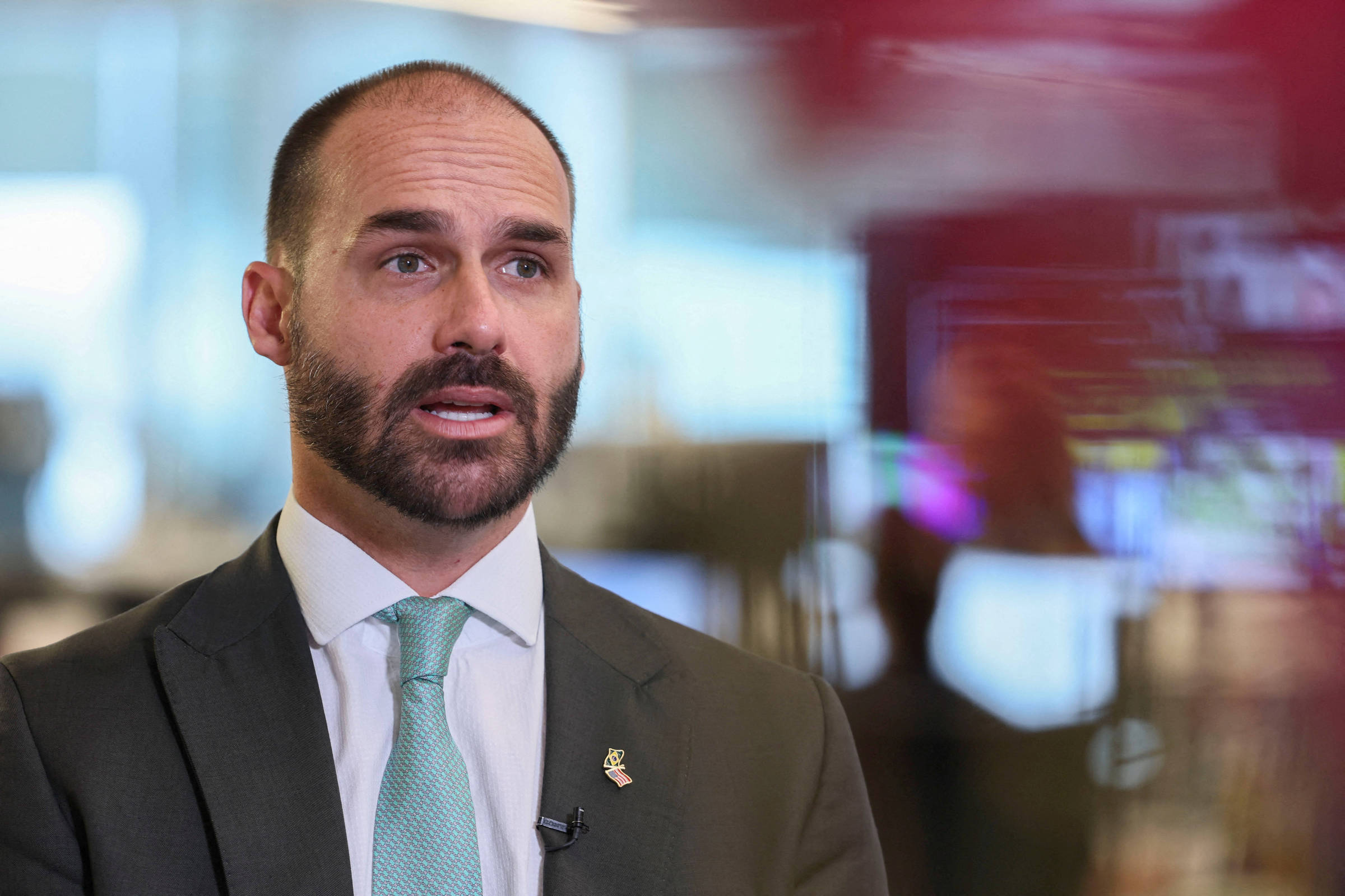 Moraes decide avançar com denúncia contra Eduardo Bolsonaro sem notificação pessoal