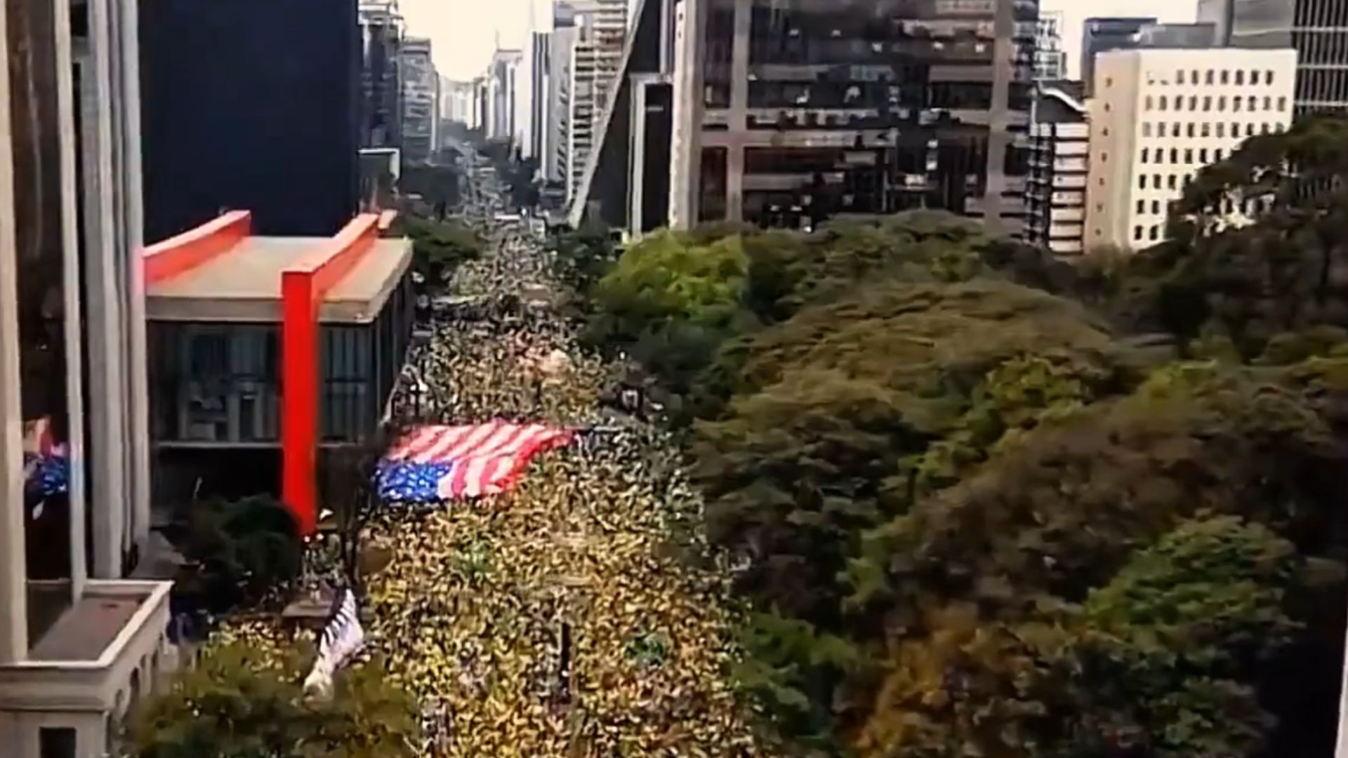Quem teve a ideia de abrir aquela bandeira dos EUA na Av. Paulista?