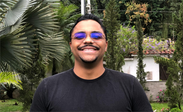 “Estava só adorando”: jovem relata cura milagrosa do daltonismo durante culto