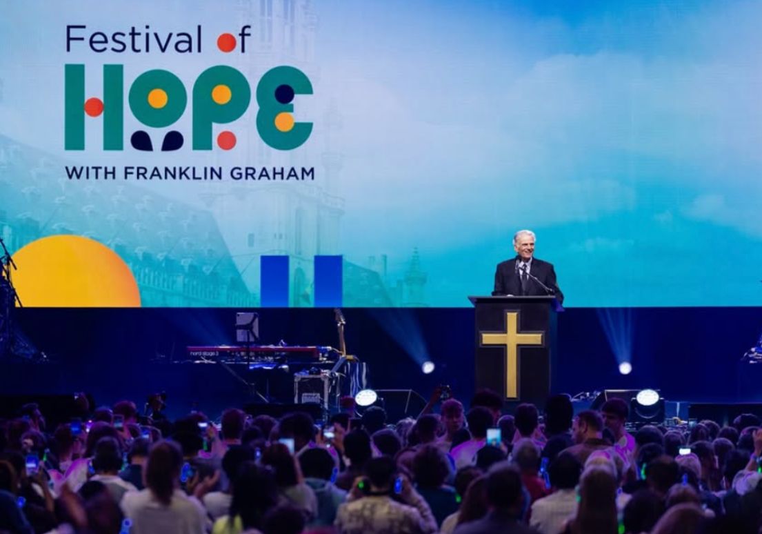 Franklin Graham prega a 14 mil pessoas em evento evangelístico em Bruxelas