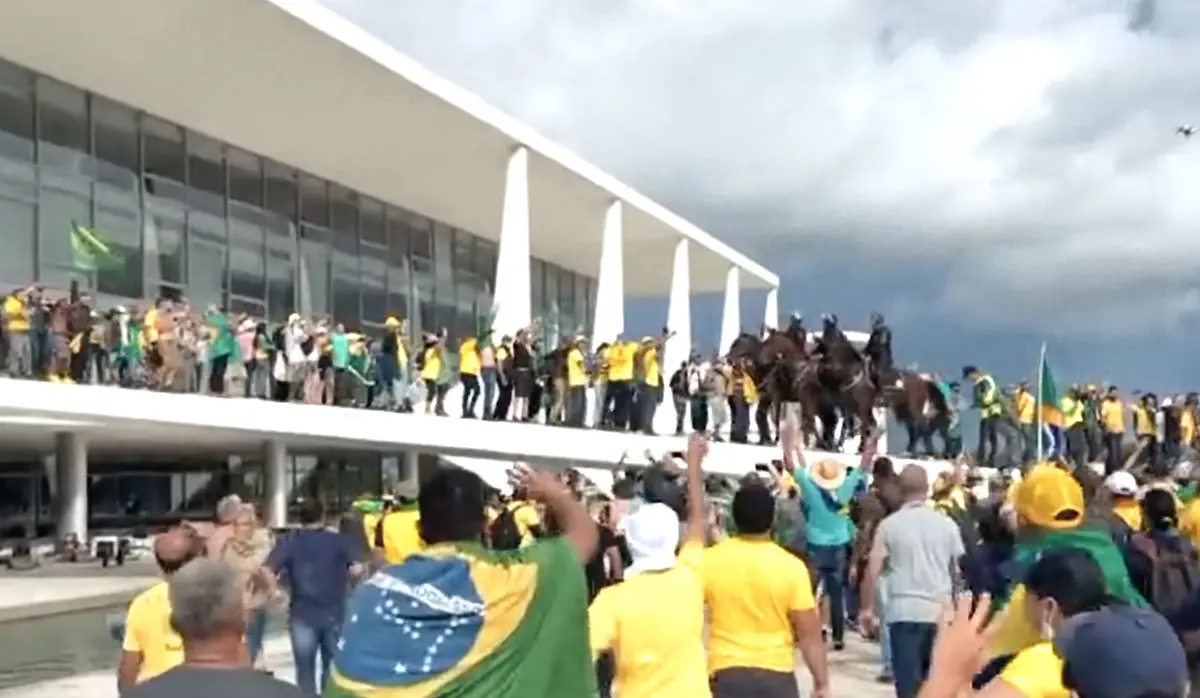 Fundação de George Soros doou R$ 800 mil para filme que demoniza evangélicos