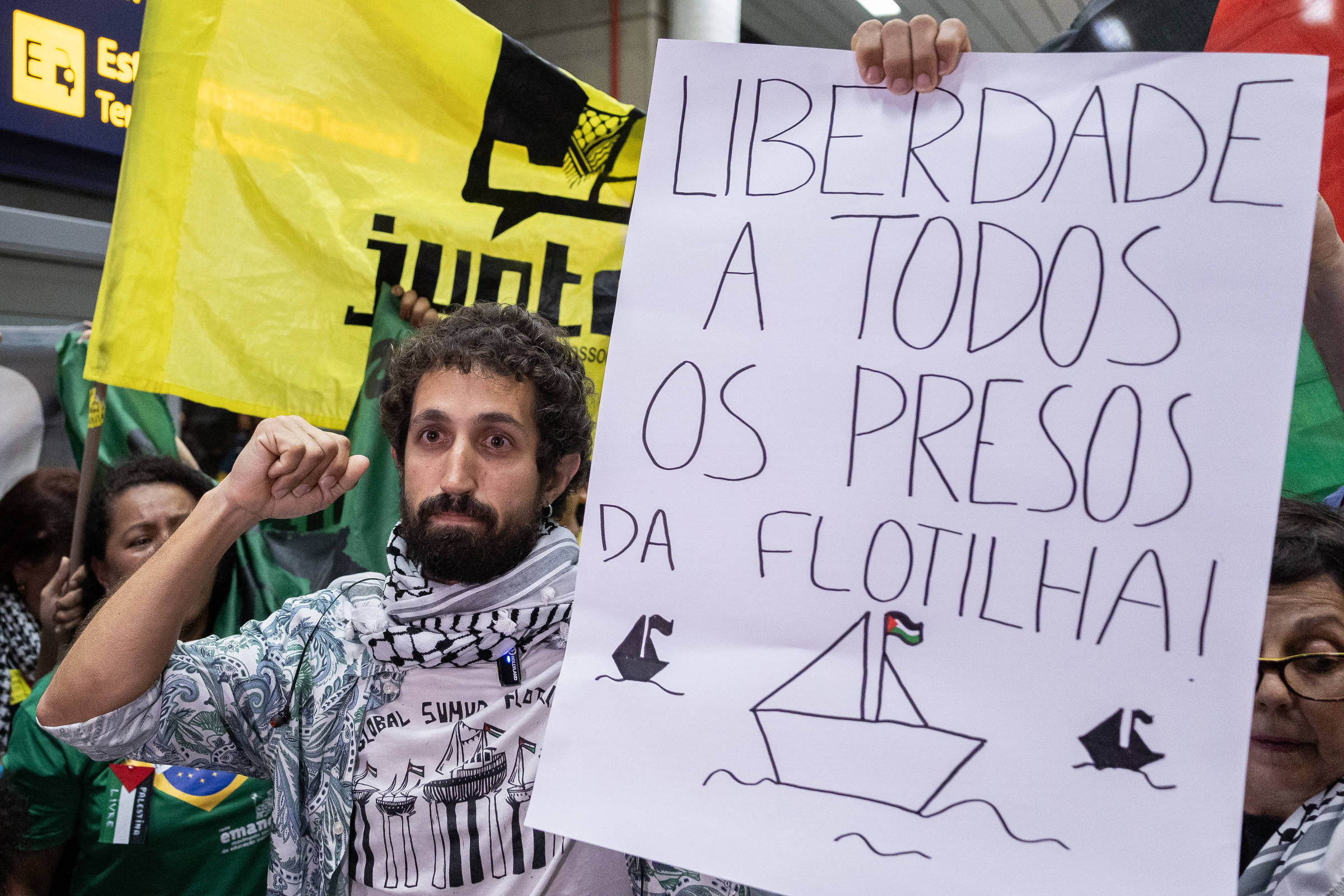 Agiram como terroristas, diz brasileiro detido em flotilha por Israel após chegar ao Rio
