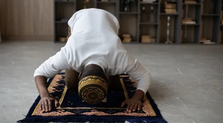 “Escolhi seguir Jesus”: muçulmano testemunha conversão após ler o livro de Romanos