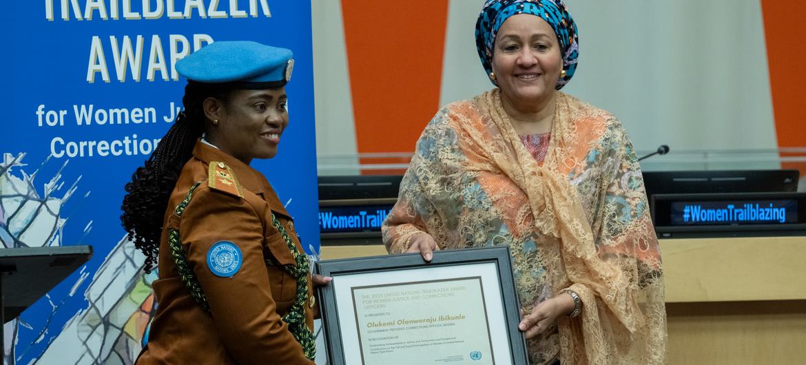 Boina-azul nigeriana vence Prêmio para Mulheres Agentes de Justiça e Correções