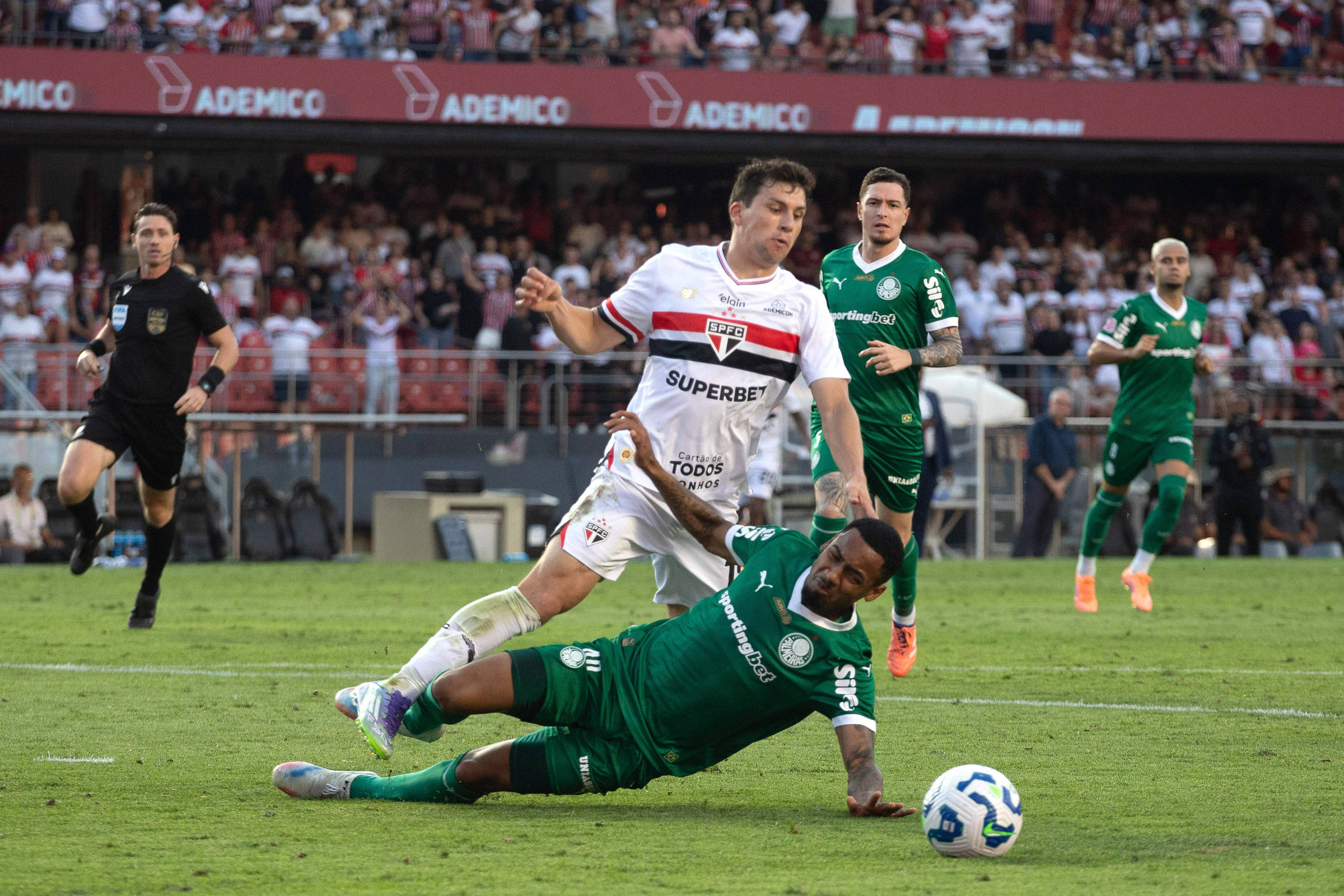 'Escorregou. Pode seguir': CBF divulga áudio do VAR de São Paulo x Palmeiras