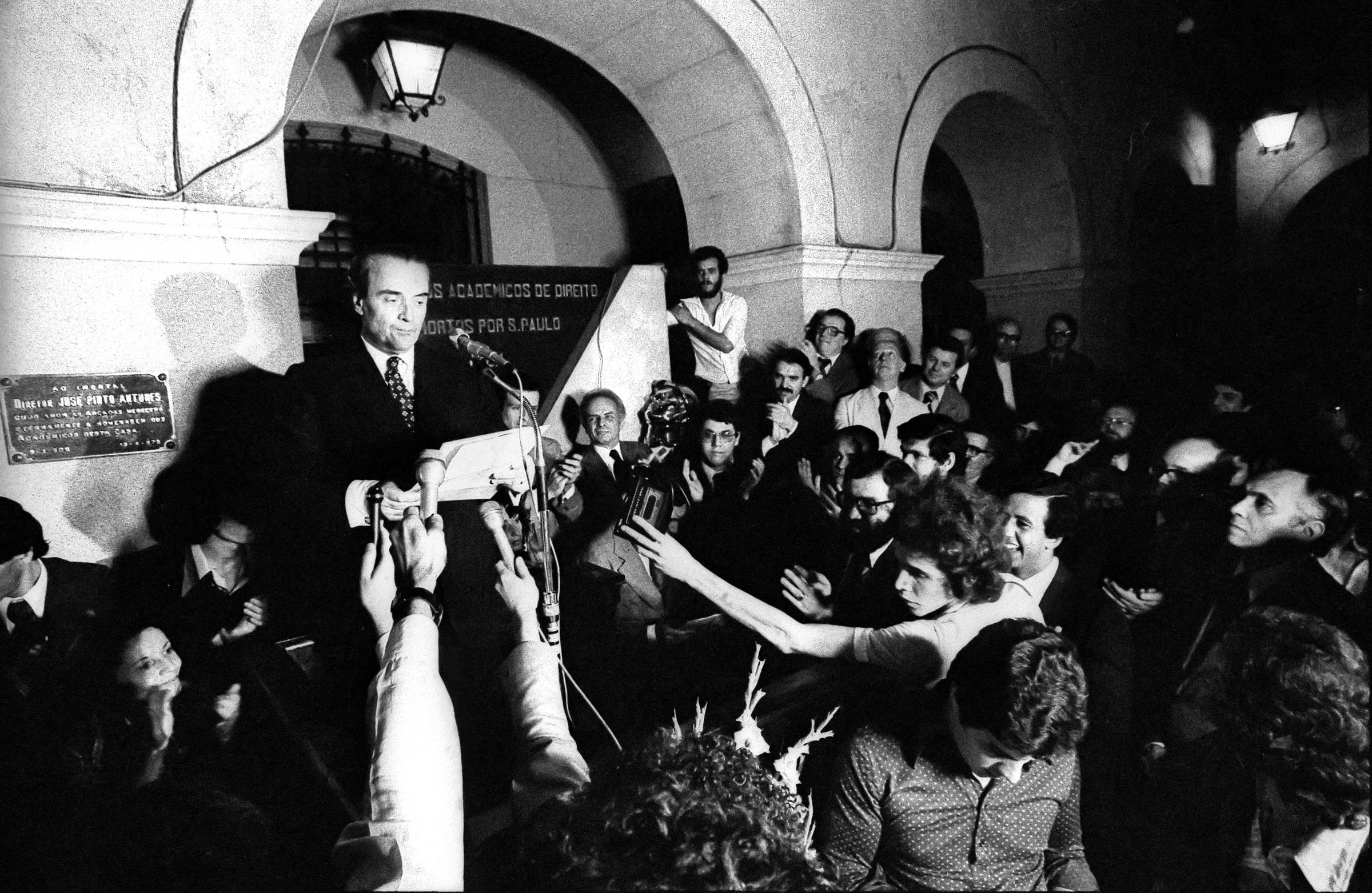 Luta e angústia de geração da USP contra a ditadura são resgatadas em livro