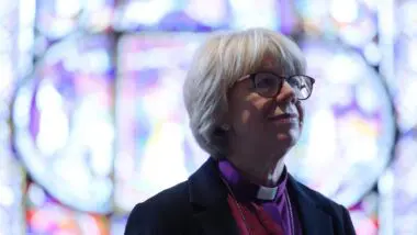 Progressista, primeira mulher a chefiar a Igreja Anglicana causa novo cisma