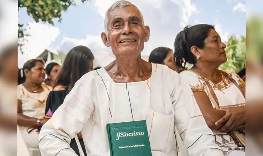 Idoso de 87 anos surpreende ao traduzir a Bíblia: “Agora posso morrer em paz”