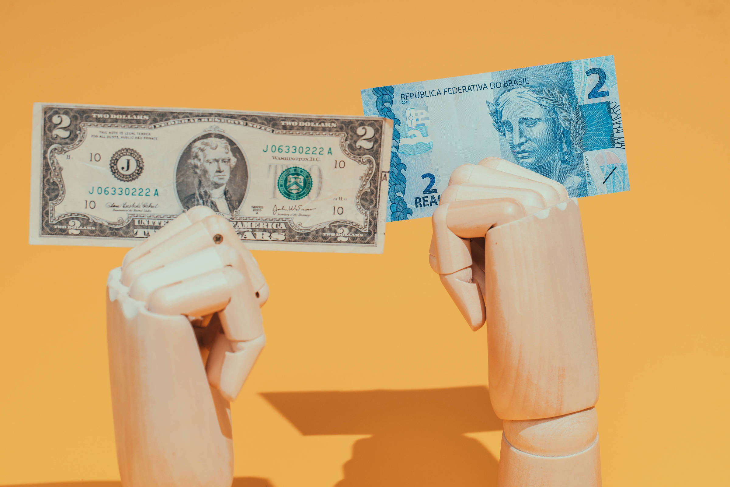 Dólar abre em baixa após aprovação de isenção do IR na Câmara