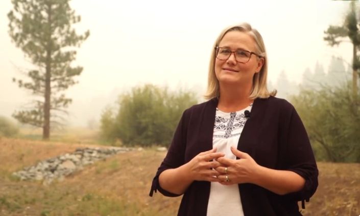 Prefeita renuncia após tentar suicídio por ter sido pega desviando ofertas de igreja