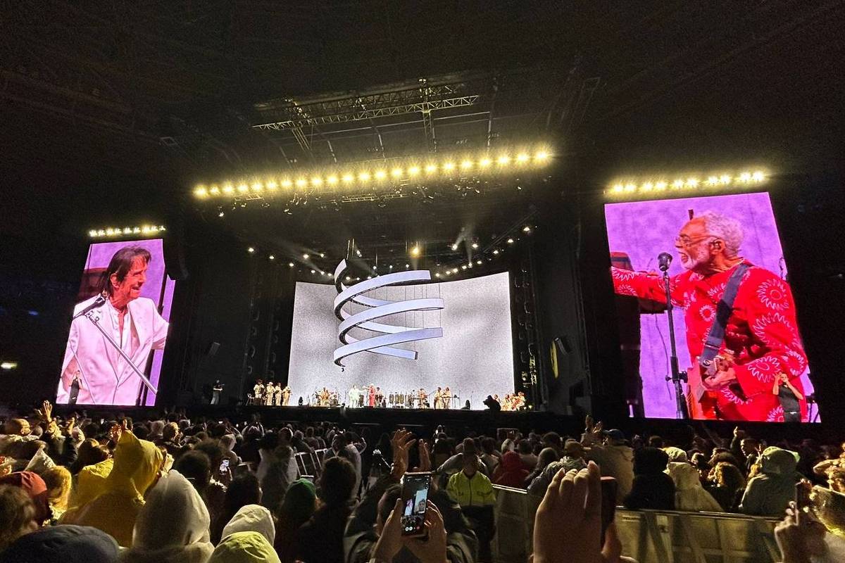 Gilberto Gil canta com Roberto Carlos em último show de turnê em São Paulo