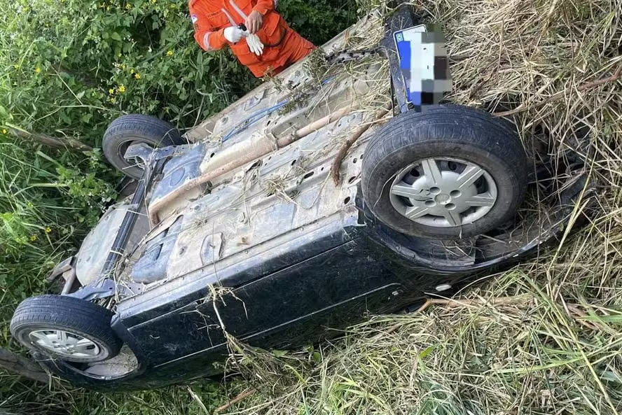 Criança de 5 anos fica dois dias presa em carro capotado, lado aos corpos dos pais