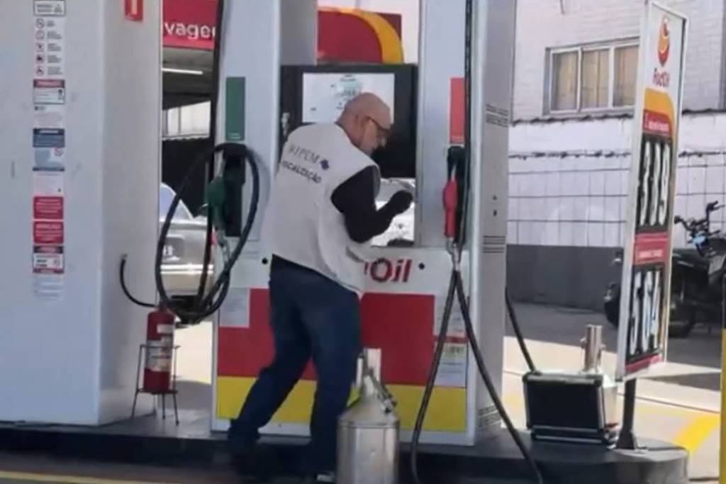 Polícia faz operação em postos de combustíveis suspeitos de ligação com o PCC em SP