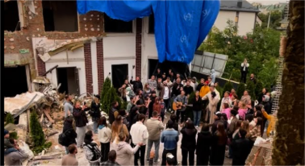 Pastor e família sobrevivem a ataque na Ucrânia e cristãos cultuam entre os escombros