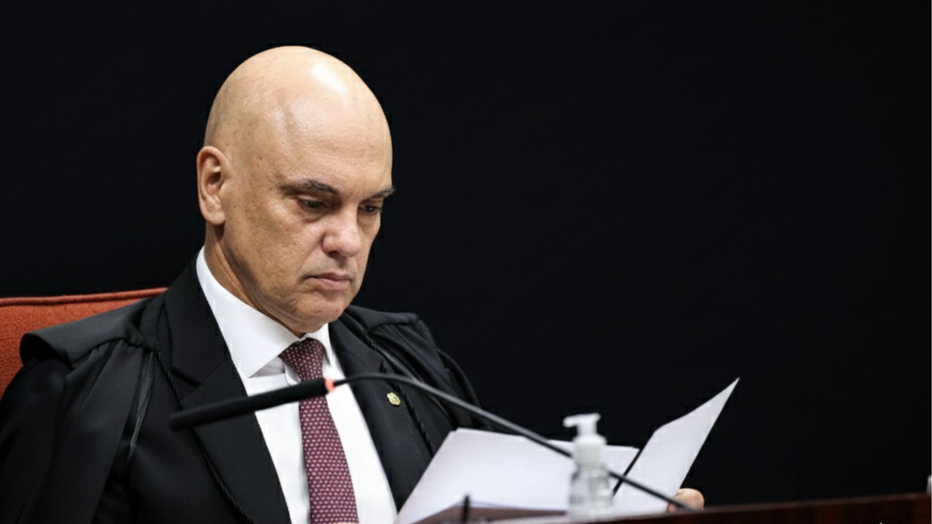 Alexandre de Moraes usa carta psicografada para condenar Filipe Martins