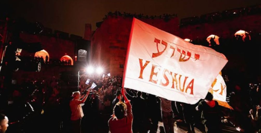 Vídeo mostra mais de mil cristãos louvando na Torre de Davi, em Jerusalém