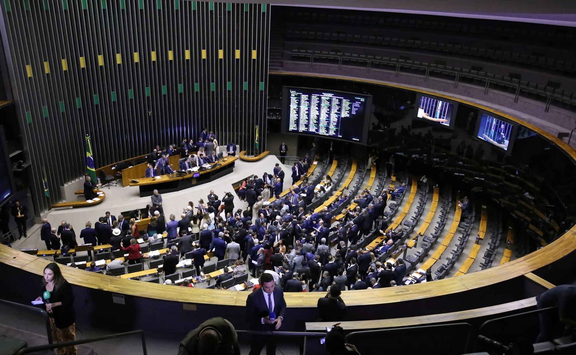 IR: deputados aprovam isenção para quem ganha até R$ 5 mil e desconto até R$ 7 mil