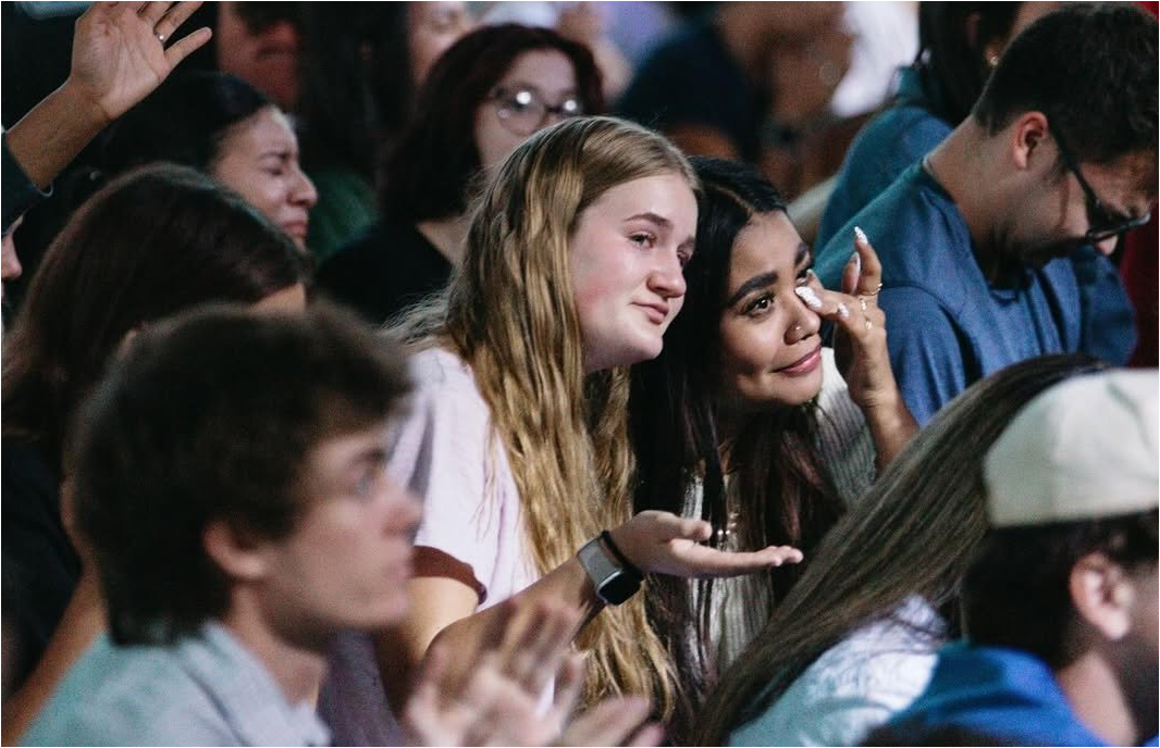 Evento evangelístico em universidade atrai mais de 4.000 jovens para Cristo: ‘Noite transformadora’
