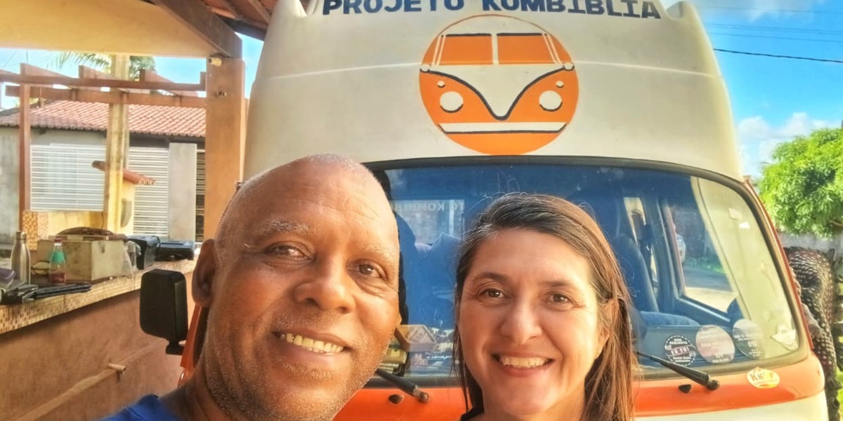 “Projeto Kombíblia”: casal percorre o Brasil em Kombi com projeto missionário ousado