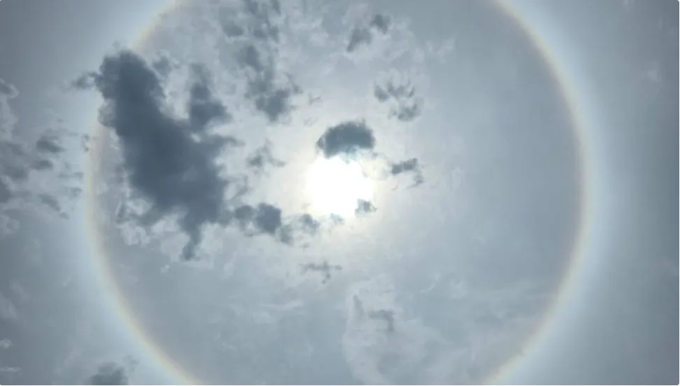 Moradores registram anel colorido em volta do Sol no litoral do Paraná