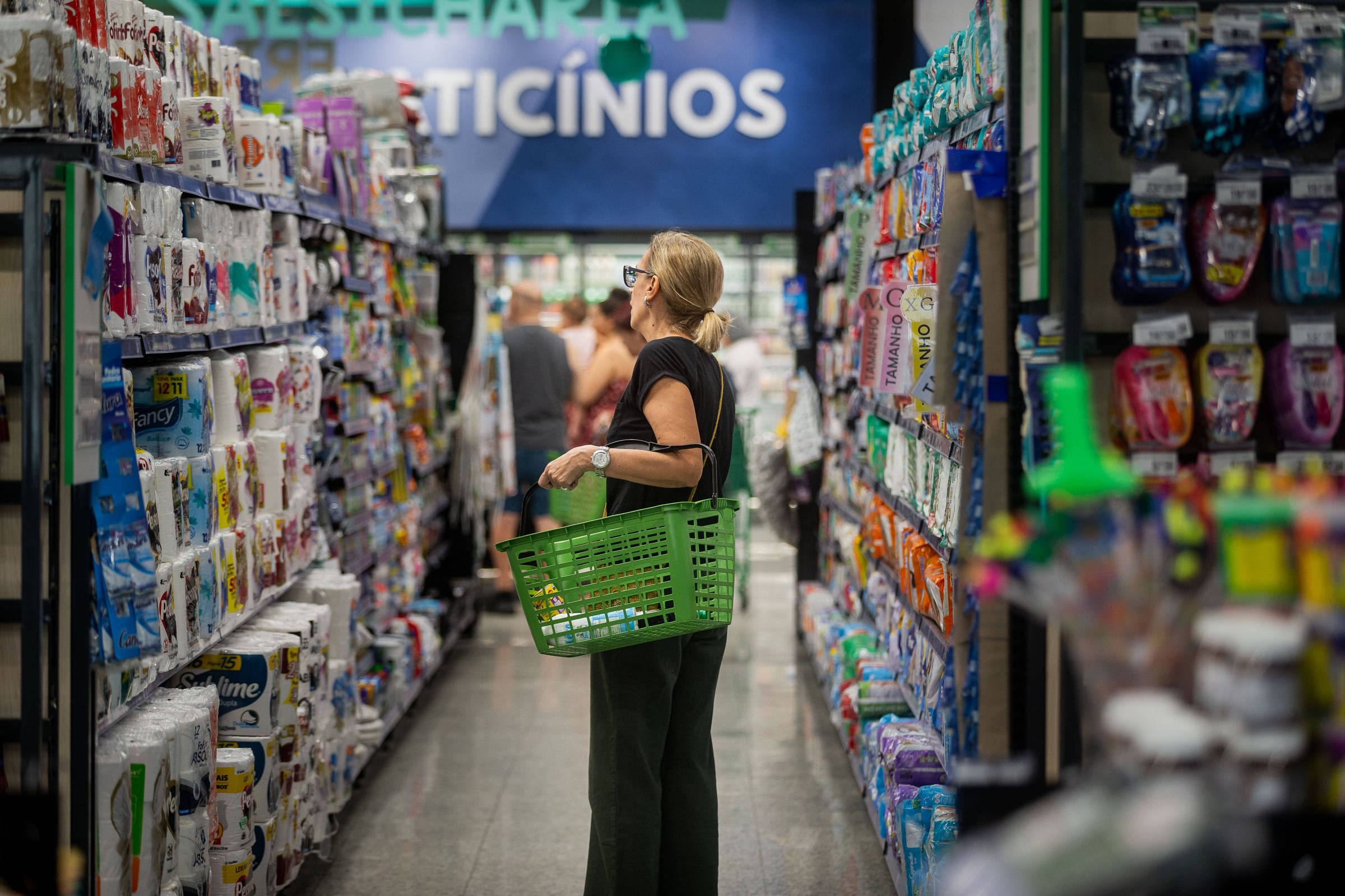 Economistas reduzem previsão da inflação e veem IPCA mais próximo do teto da meta