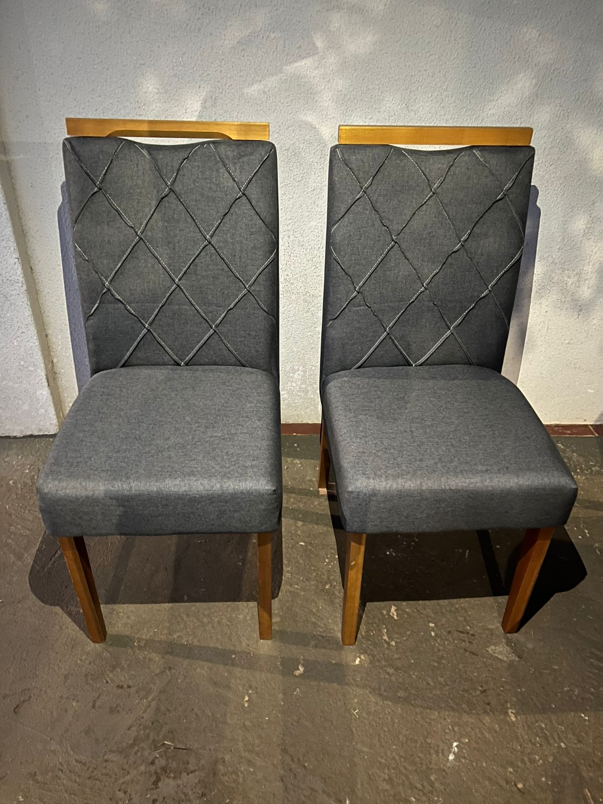 Homem furtas cadeiras, foge de bicicleta, mas é preso em Sabáudia