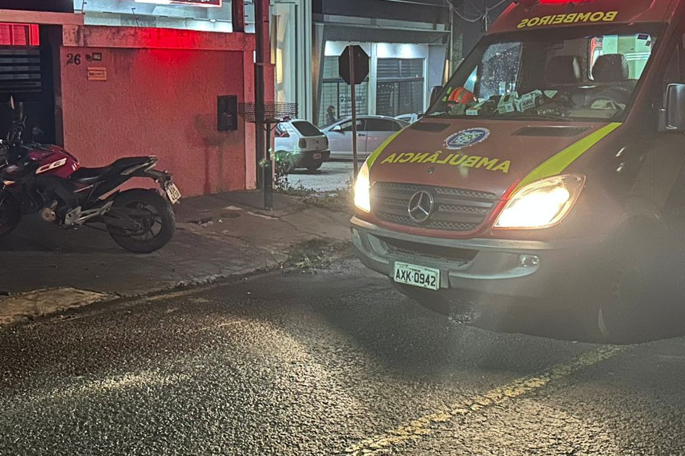 Jovem sai ferida em colisão com carro que fugiu do local em Apucarana