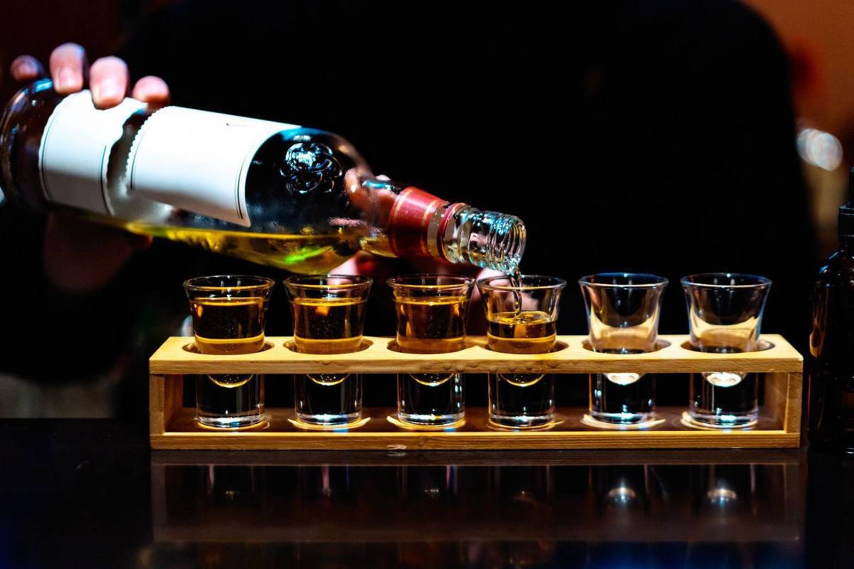 Mundo já teve 40 mil casos e 14 mil mortes de intoxicação por metanol nos últimos 27 anos, indica levantamento