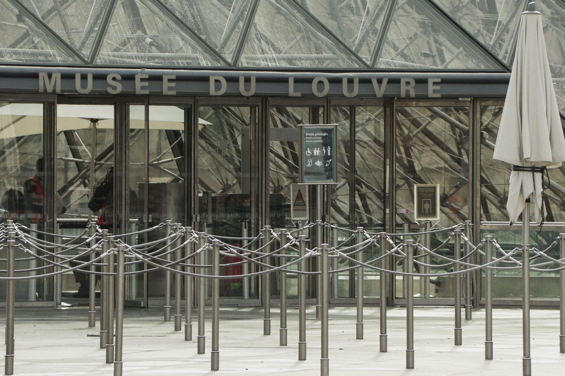Roubo no Louvre é cereja do bolo nos recentes problemas na França. Relembre