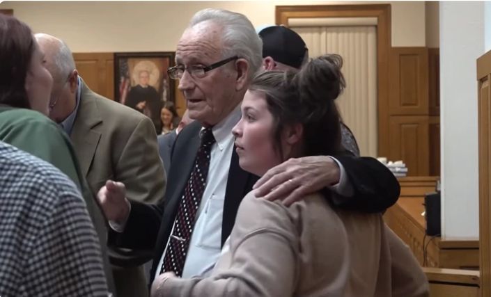 Pastor batista de 87 anos é absolvido de acusação de pornografia infantil