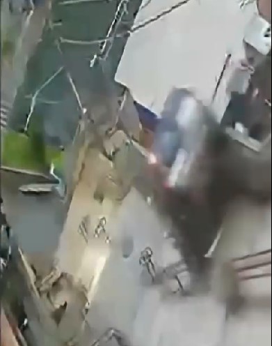 Carro despenca de escadaria após motorista passar mal; assista