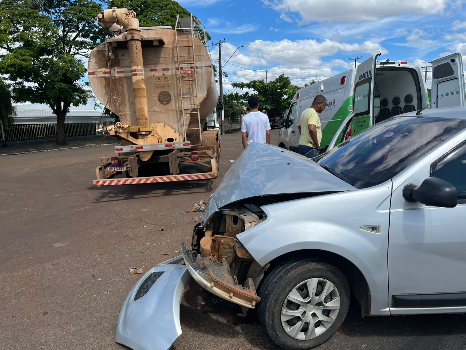 Acidente entre carro e caminhão deixa mulher ferida em Califórnia