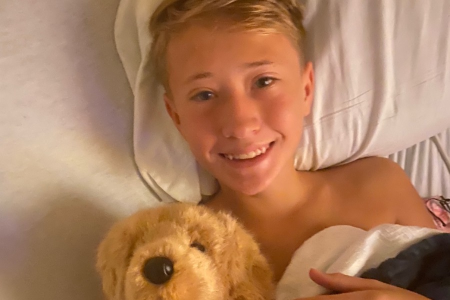 “Tudo por causa dele”: jovem testemunha cura de câncer agressivo após orações a Deus