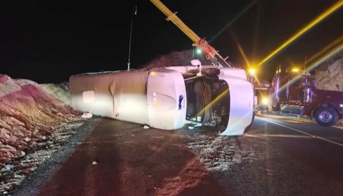 Dezenas de jovens ficam feridos após ônibus capotar na volta de um retiro