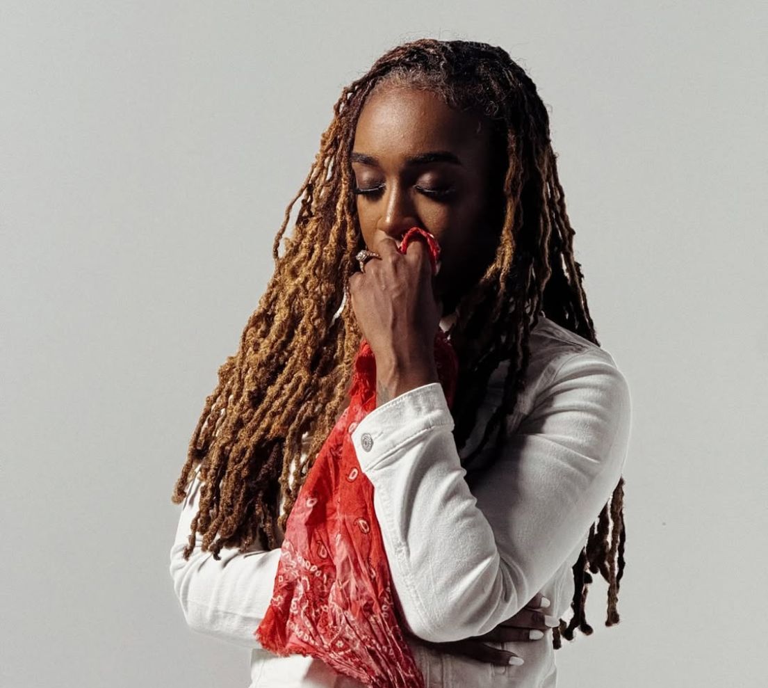 ‘Deus teve que me quebrar’, diz Jackie Hill Perry sobre retorno à música gospel