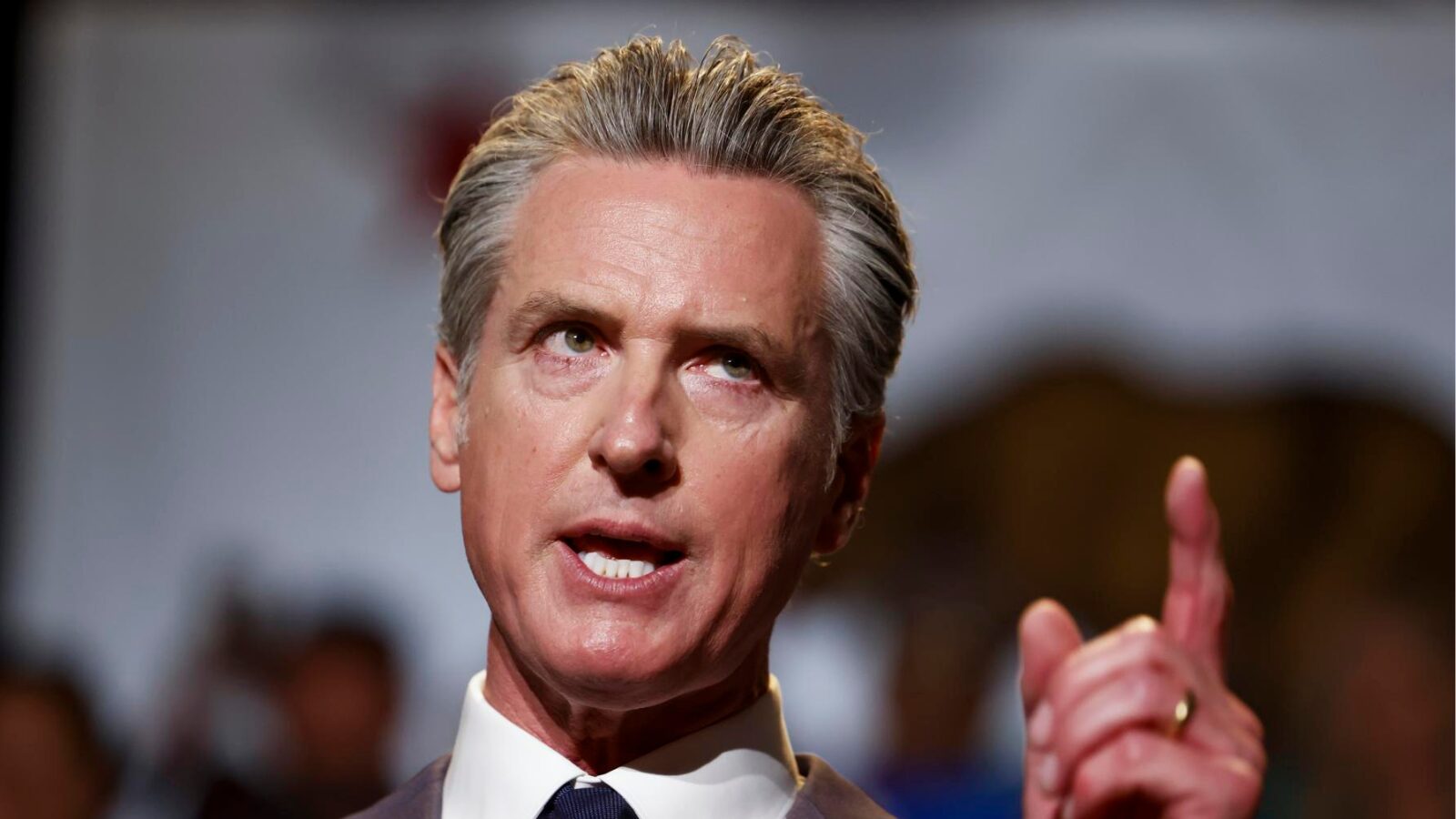 Quem é o governador da Califórnia que veio ao Brasil e quer ser o anti-Trump