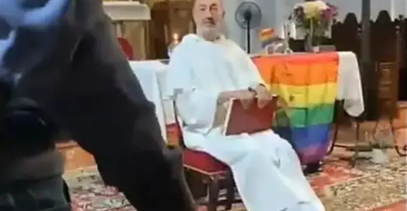 Padre celebra missa com bandeira LGBT no altar em igreja na Espanha