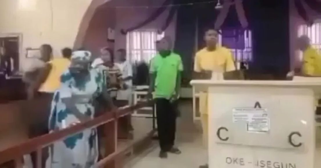 Transmissão de culto flagra ataque de terroristas a cristãos em igreja na Nigéria