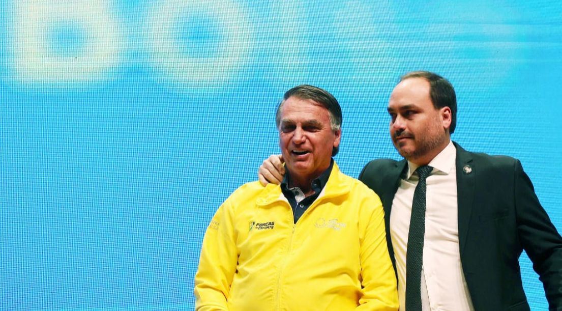 Carlos Bolsonaro expressa angústia com estado de saúde do pai: ‘Vômitos constantes’