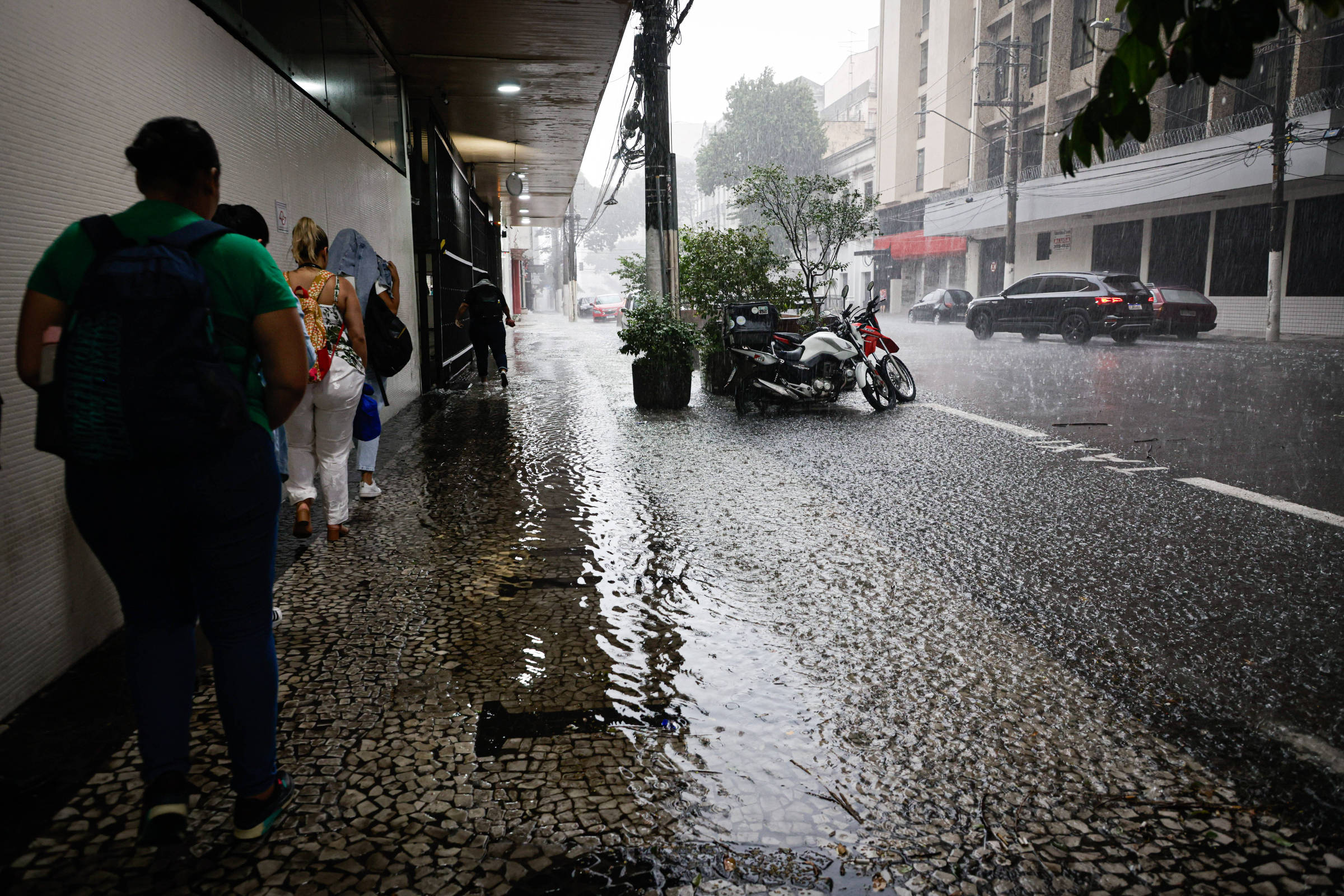 Frente fria baixa temperatura e pode provocar chuva em SP neste domingo (23)