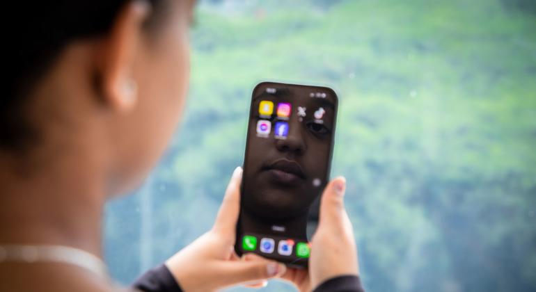 Como mulheres e meninas podem se proteger da violência na internet?